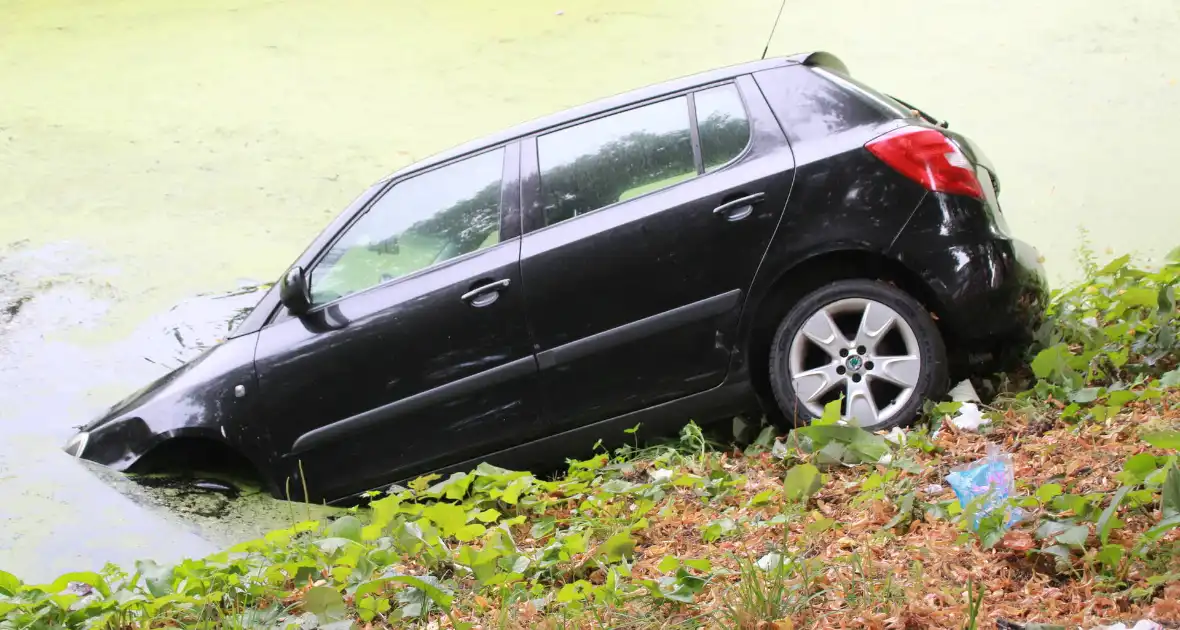 Personenauto raakt van de weg en belandt in sloot - Foto 4