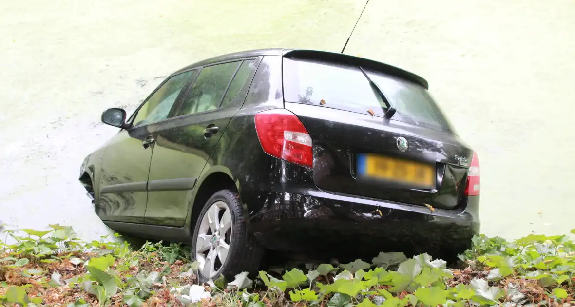 Personenauto raakt van de weg en belandt in sloot - Foto 5