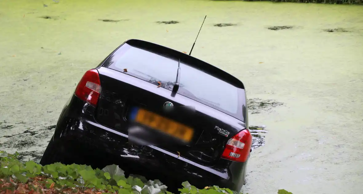 Personenauto raakt van de weg en belandt in sloot - Foto 8