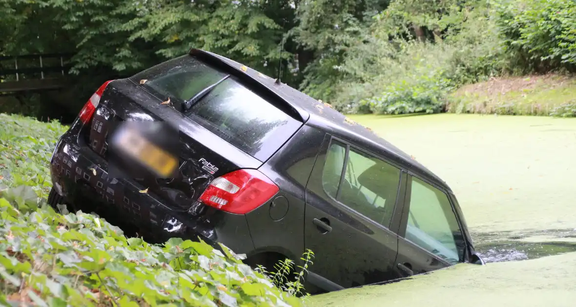 Personenauto raakt van de weg en belandt in sloot - Foto 9