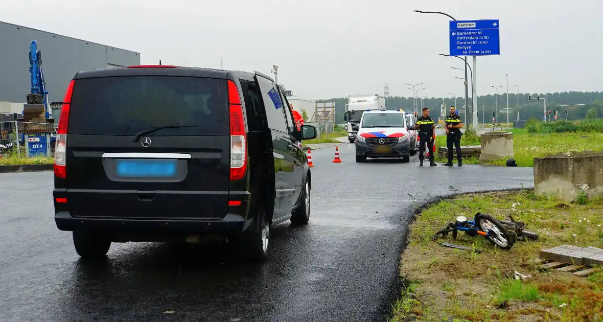 Traumateam ingezet voor ongeval tussen brommer en taxibus