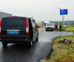 Traumateam ingezet voor ongeval tussen brommer en taxibus