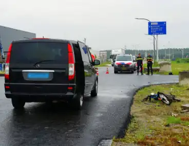 Traumateam ingezet voor ongeval tussen brommer en taxibus