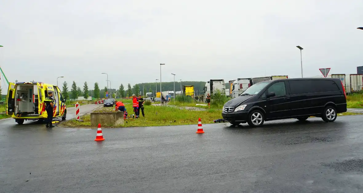 Traumateam ingezet voor ongeval tussen brommer en taxibus - Foto 1