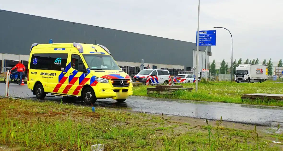 Traumateam ingezet voor ongeval tussen brommer en taxibus - Foto 10