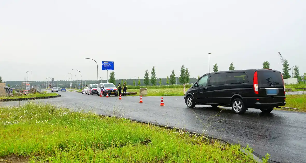 Traumateam ingezet voor ongeval tussen brommer en taxibus - Foto 11