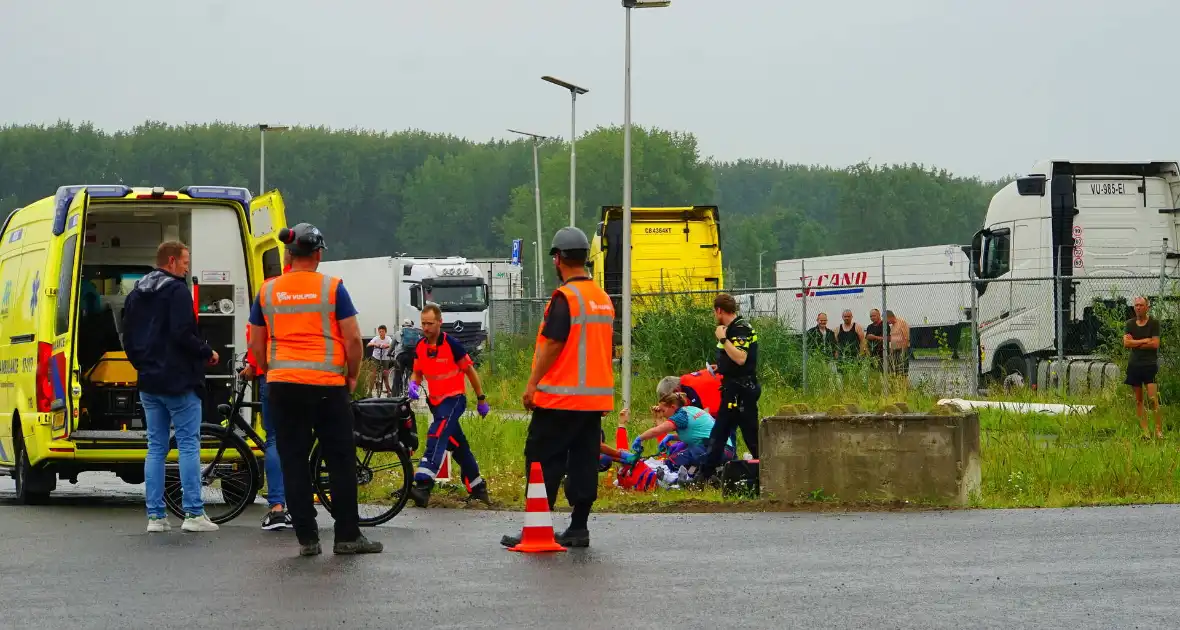 Traumateam ingezet voor ongeval tussen brommer en taxibus - Foto 12