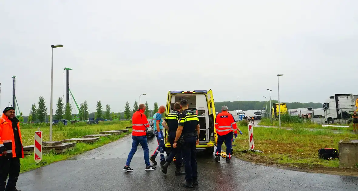 Traumateam ingezet voor ongeval tussen brommer en taxibus - Foto 2