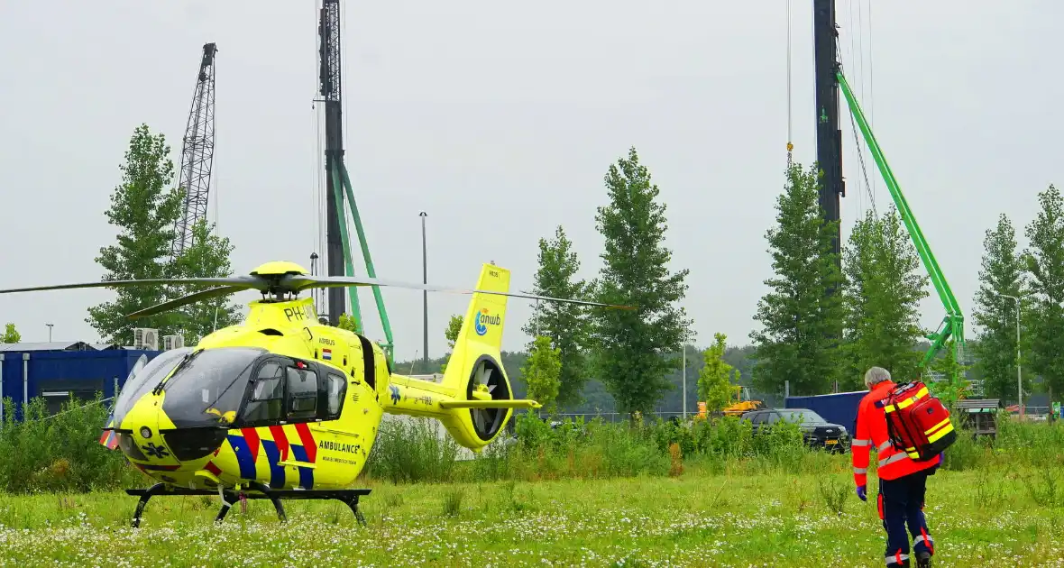 Traumateam ingezet voor ongeval tussen brommer en taxibus - Foto 3