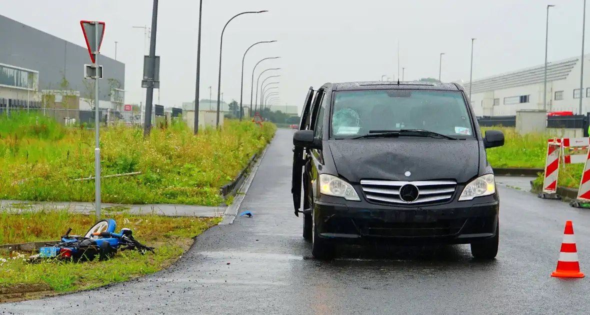 Traumateam ingezet voor ongeval tussen brommer en taxibus - Foto 4