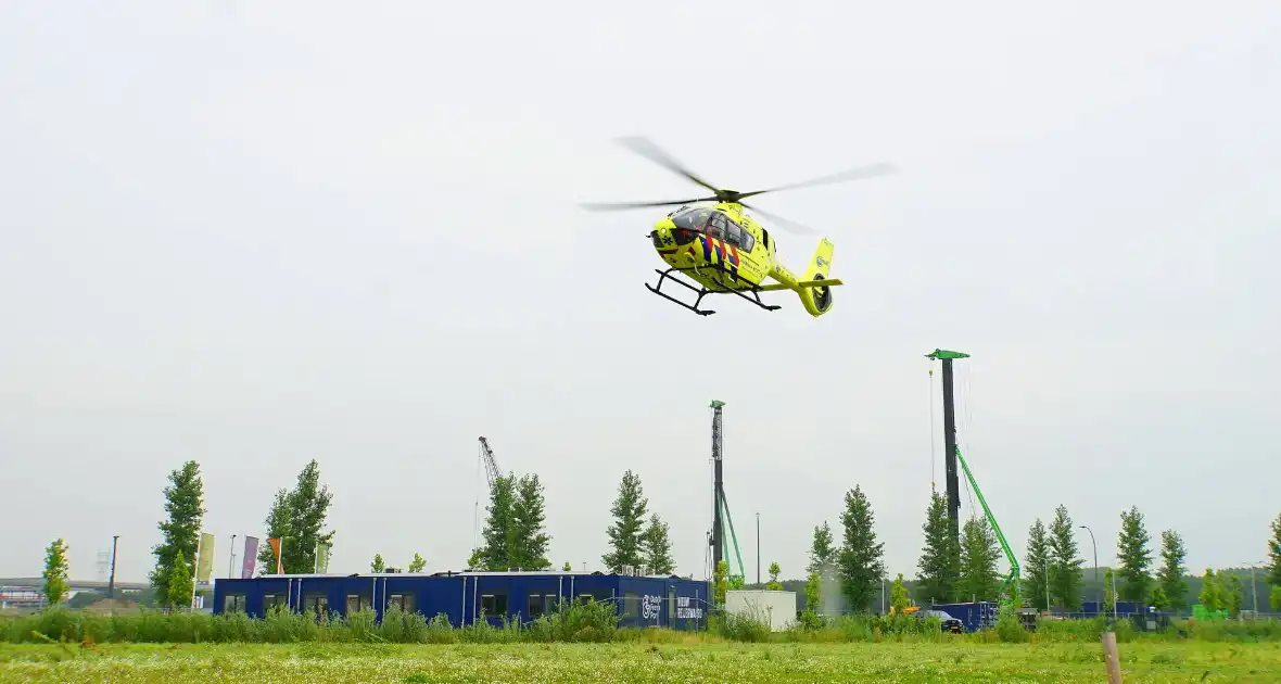 Traumateam ingezet voor ongeval tussen brommer en taxibus - Foto 5