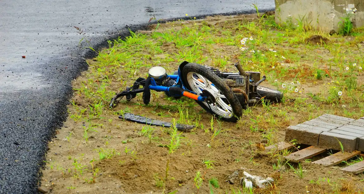 Traumateam ingezet voor ongeval tussen brommer en taxibus - Foto 6