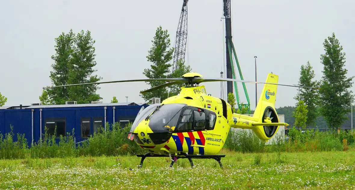 Traumateam ingezet voor ongeval tussen brommer en taxibus - Foto 8