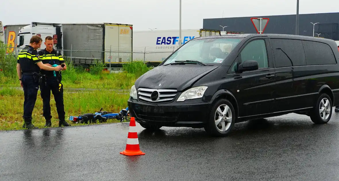 Traumateam ingezet voor ongeval tussen brommer en taxibus - Foto 9