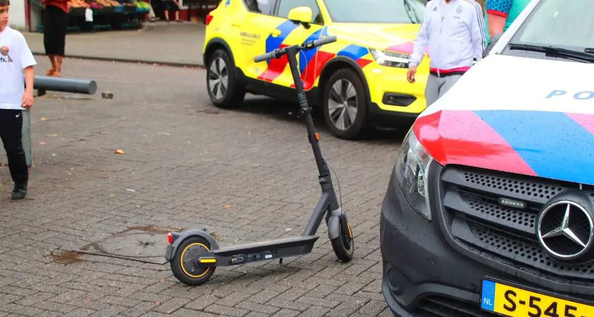 Bestuurder van electrische step klapt achterop personenauto - Foto 4