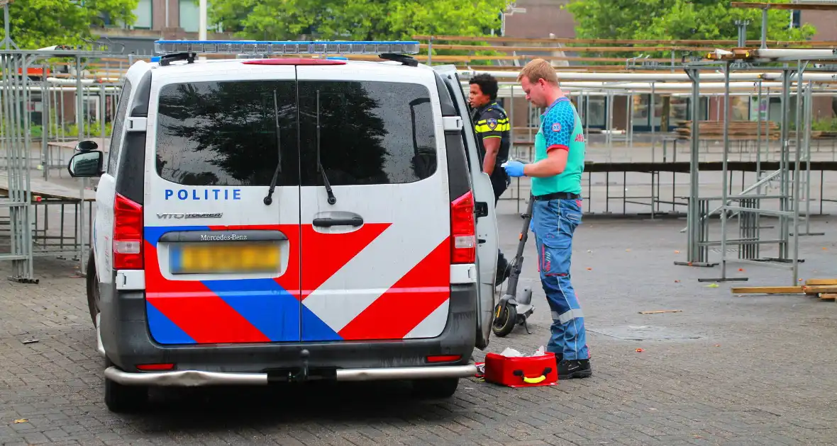 Bestuurder van electrische step klapt achterop personenauto - Foto 5