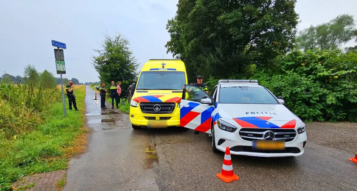 Fietser en scooterrijder met elkaar in botsing op fietspad