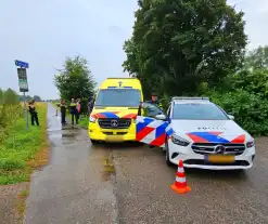 Fietser en scooterrijder met elkaar in botsing op fietspad