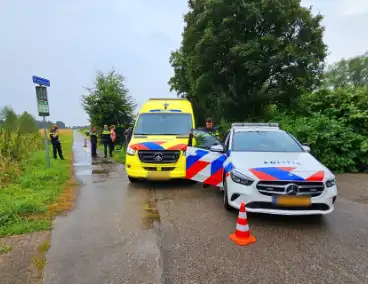 Fietser en scooterrijder met elkaar in botsing op fietspad