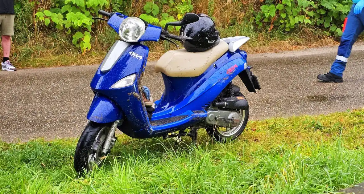 Fietser en scooterrijder met elkaar in botsing op fietspad - Foto 1