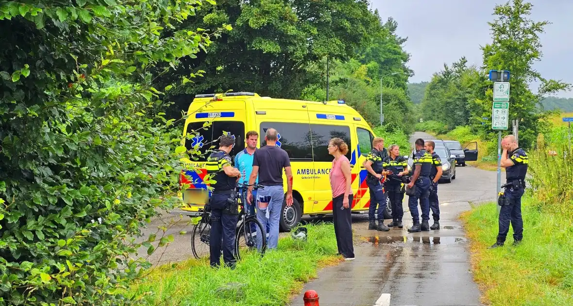 Fietser en scooterrijder met elkaar in botsing op fietspad - Foto 2