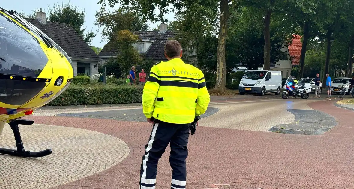 Traumahelikopter landt op kruising, inzet trekt veel bekijks - Foto 1