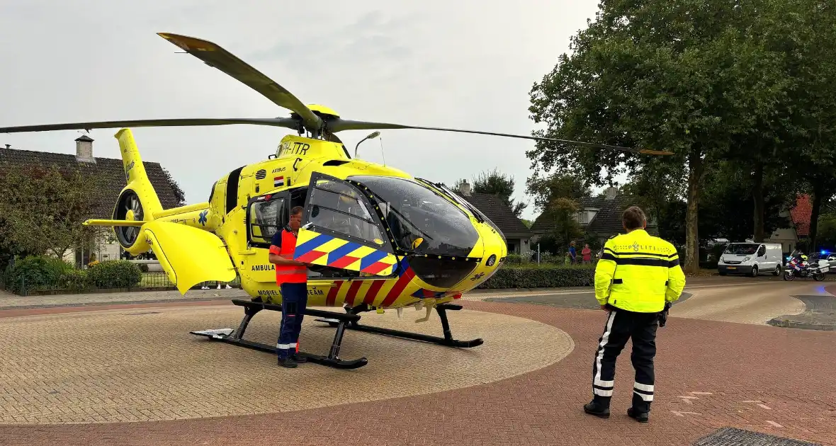 Traumahelikopter landt op kruising, inzet trekt veel bekijks - Foto 2