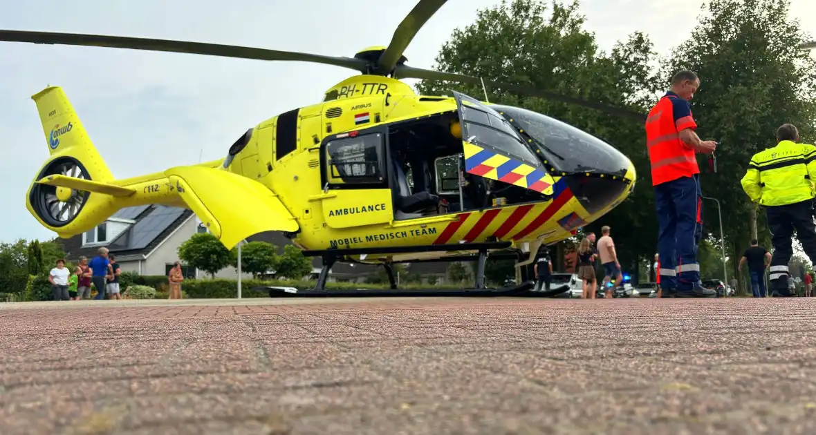 Traumahelikopter landt op kruising, inzet trekt veel bekijks - Foto 3