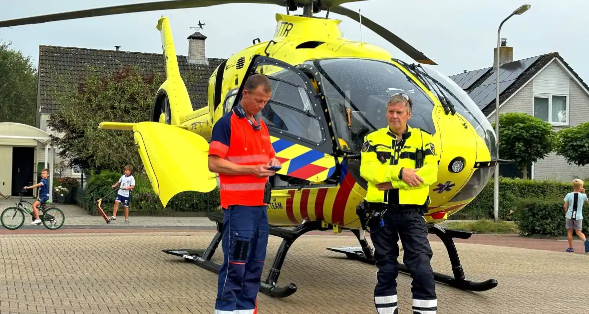 Traumahelikopter landt op kruising, inzet trekt veel bekijks - Foto 4