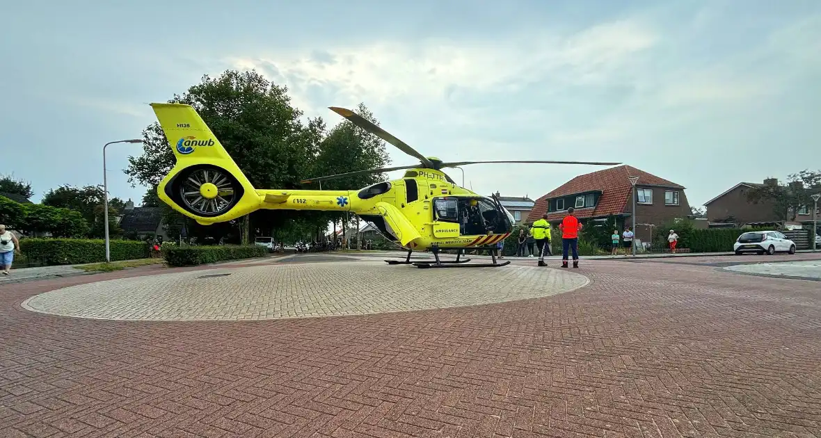 Traumahelikopter landt op kruising, inzet trekt veel bekijks - Foto 5