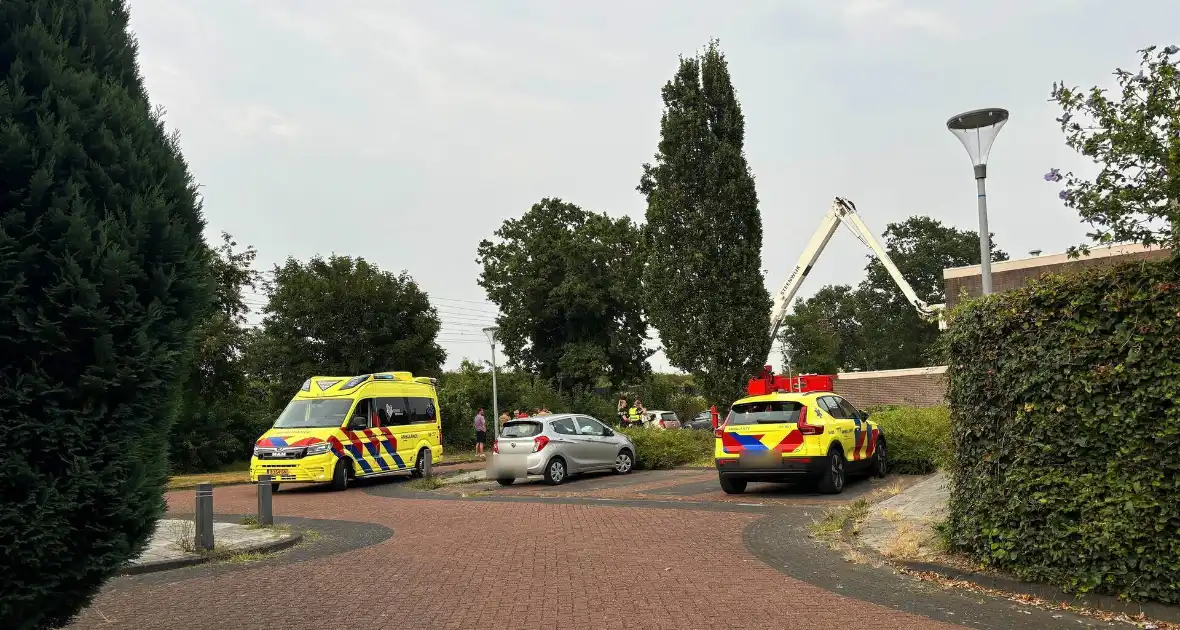 Traumahelikopter landt op kruising, inzet trekt veel bekijks - Foto 6