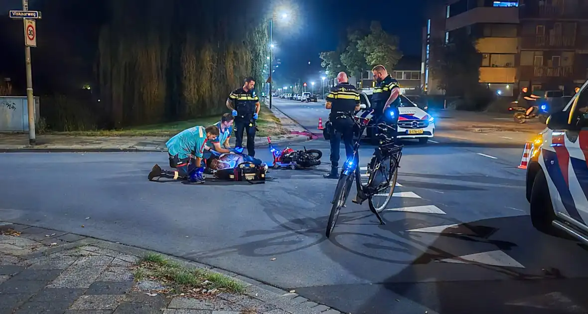 Persoon op pitbike gaat onderuit