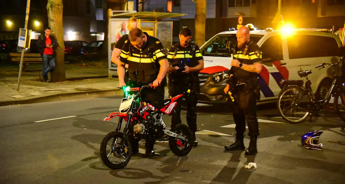 Persoon op pitbike gaat onderuit - Foto 6