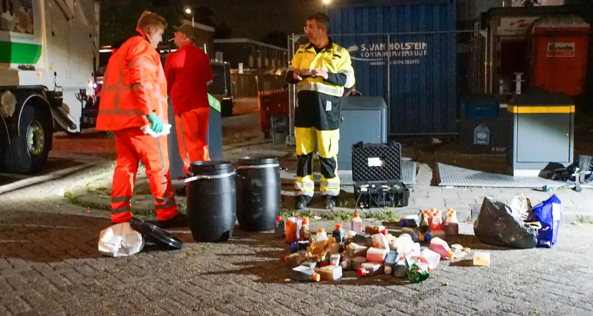 Ondergrondse container levert vreemde geuren en verdachte flessen op