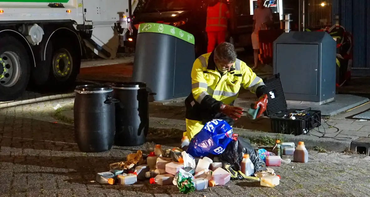 Ondergrondse container levert vreemde geuren en verdachte flessen op - Foto 2