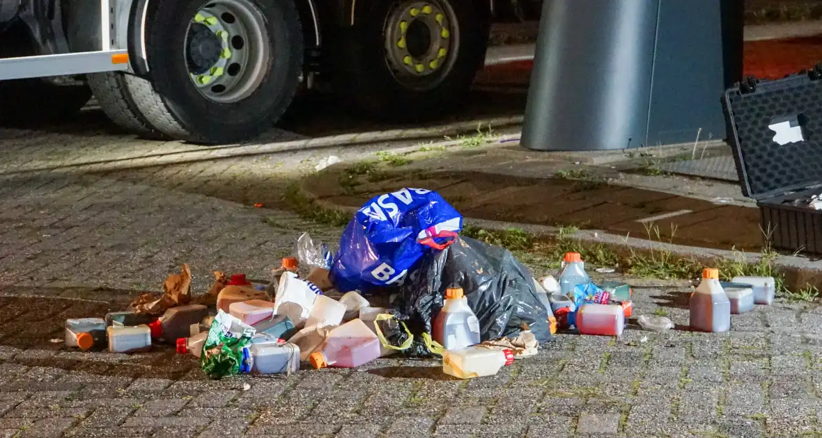 Ondergrondse container levert vreemde geuren en verdachte flessen op - Foto 3