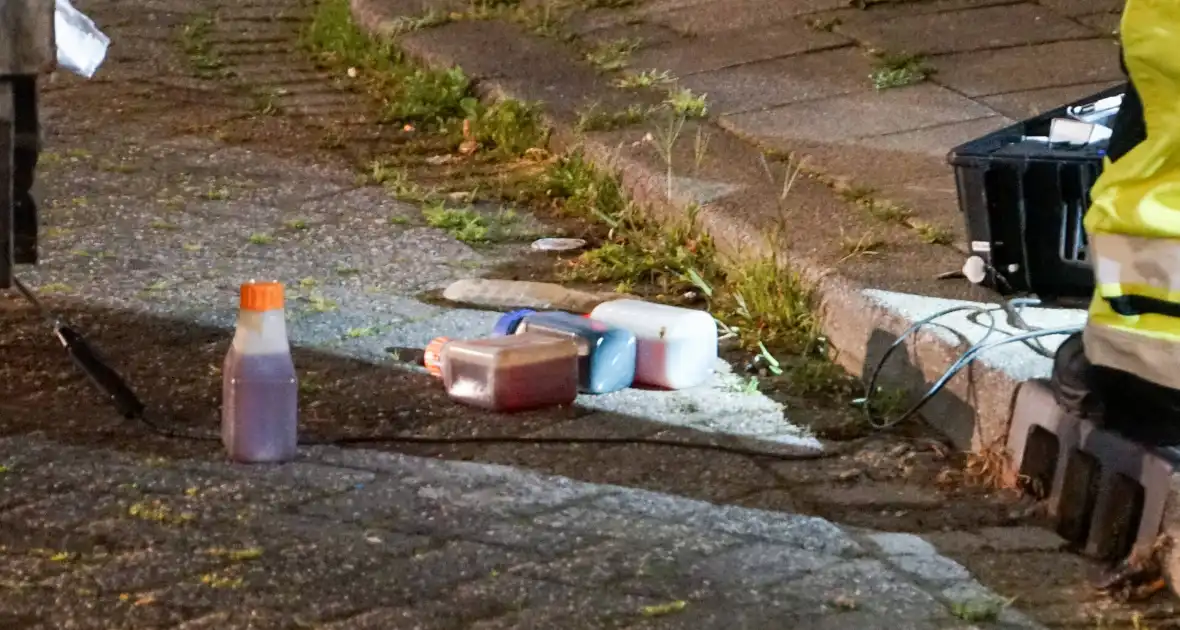 Ondergrondse container levert vreemde geuren en verdachte flessen op - Foto 4