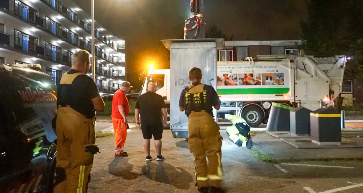 Ondergrondse container levert vreemde geuren en verdachte flessen op - Foto 5