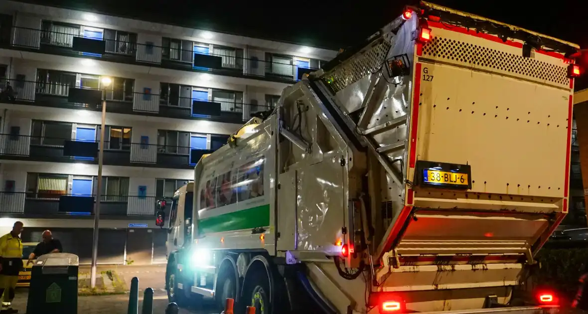 Ondergrondse container levert vreemde geuren en verdachte flessen op - Foto 6