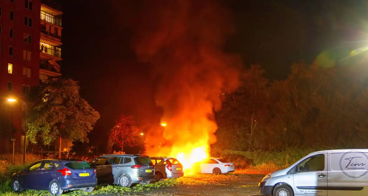 Voorzijde geparkeerde auto volledig verwoest door brand