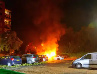 Voorzijde geparkeerde auto volledig verwoest door brand