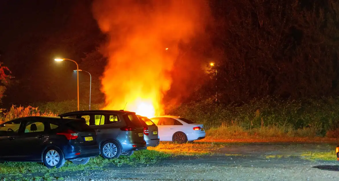 Voorzijde geparkeerde auto volledig verwoest door brand - Foto 1