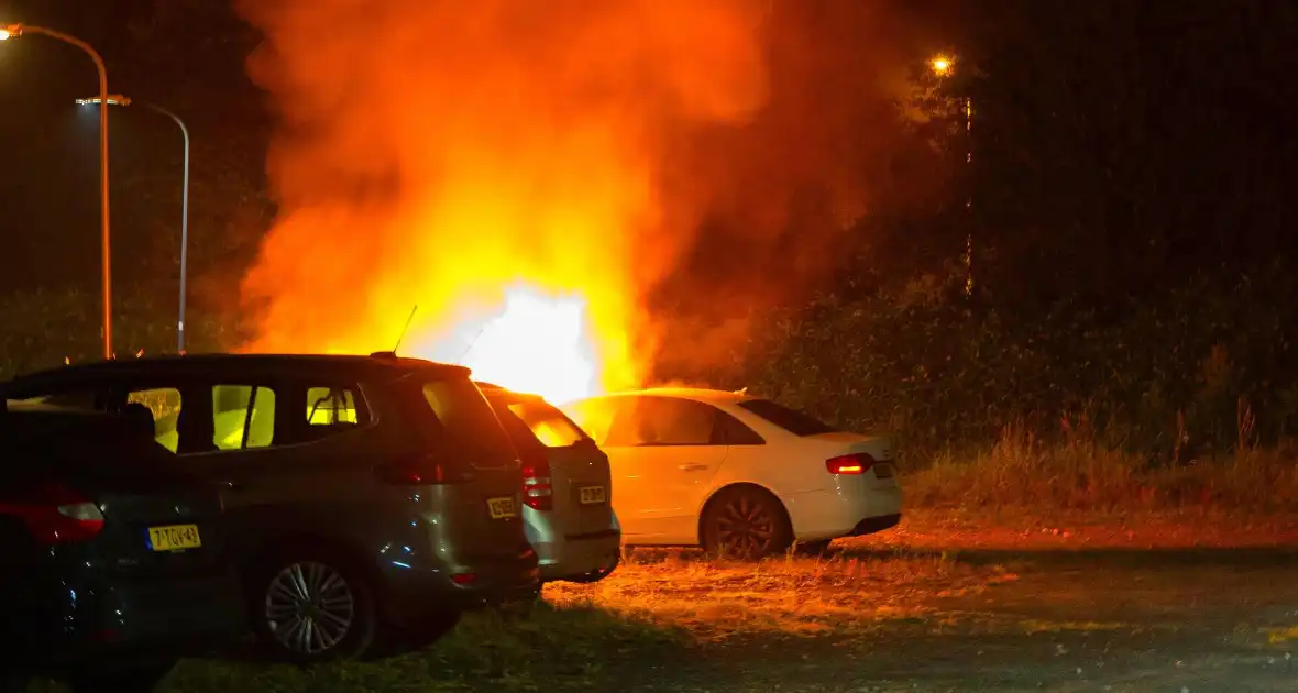 Voorzijde geparkeerde auto volledig verwoest door brand - Foto 2