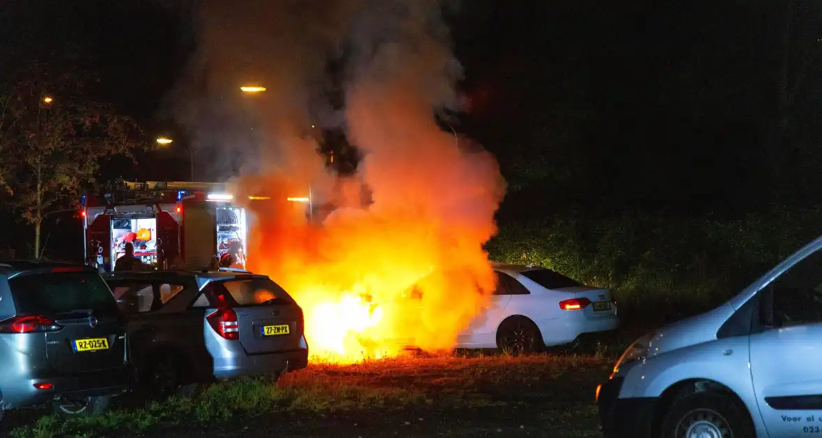 Voorzijde geparkeerde auto volledig verwoest door brand - Foto 3