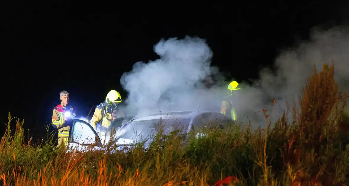 Voorzijde geparkeerde auto volledig verwoest door brand - Foto 9