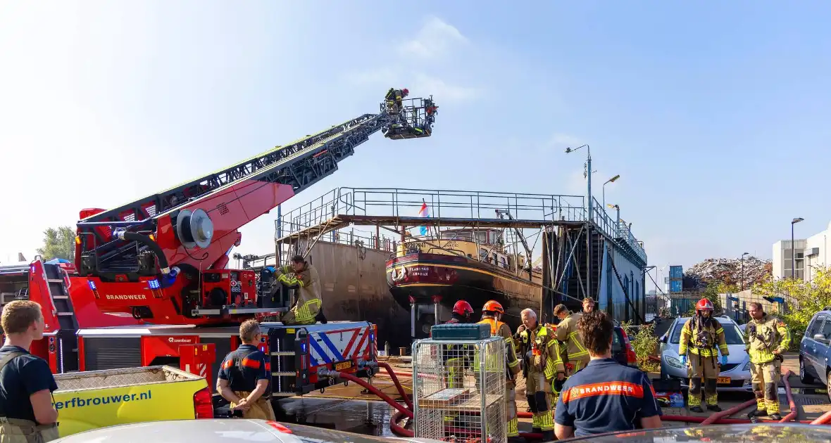 Brand op schip dat voor reparatie ligt in Dok