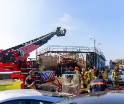 Brand op schip dat voor reparatie ligt in Dok