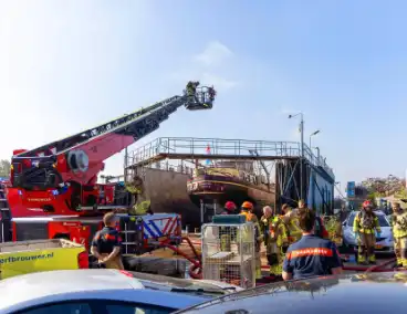 Brand op schip dat voor reparatie ligt in Dok