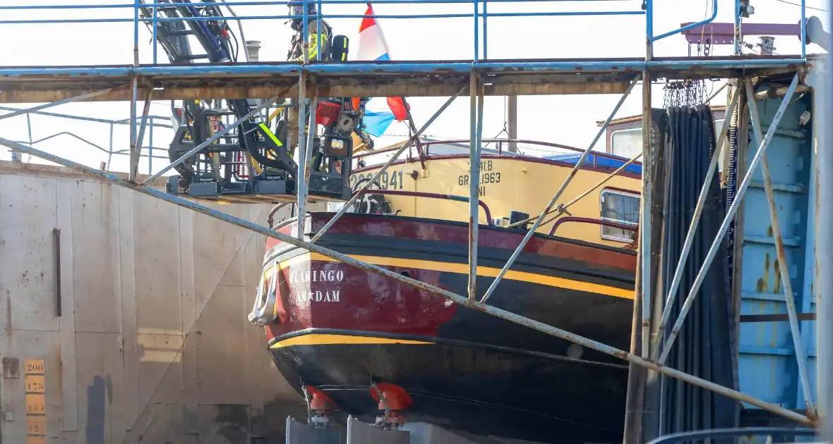 Brand op schip dat voor reparatie ligt in Dok - Foto 3