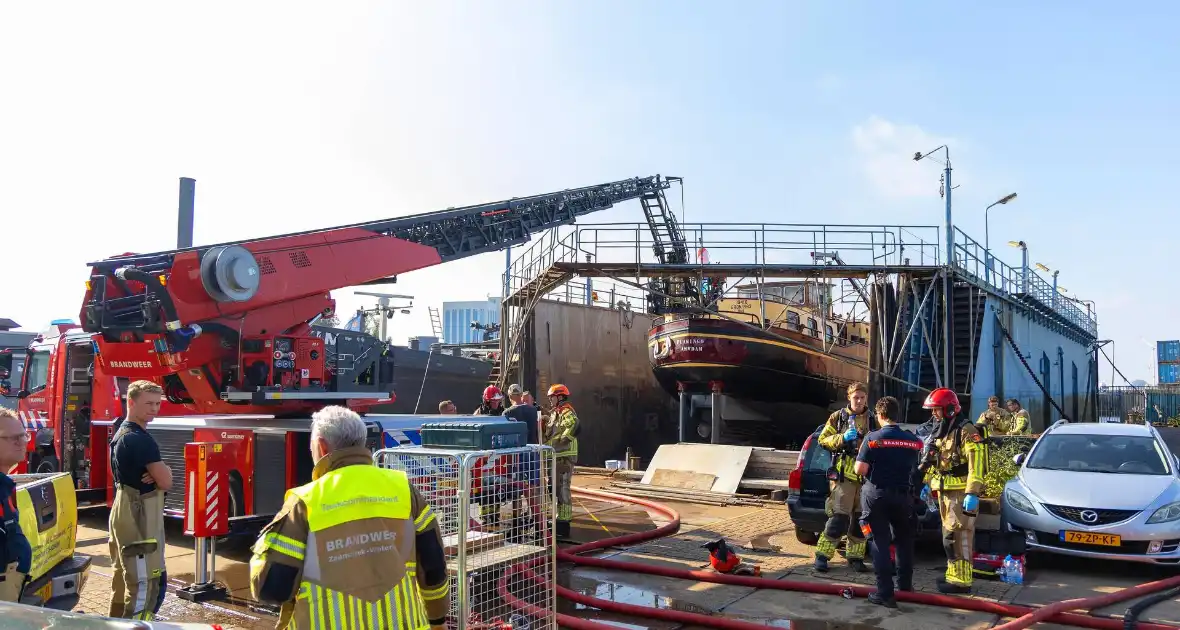 Brand op schip dat voor reparatie ligt in Dok - Foto 4